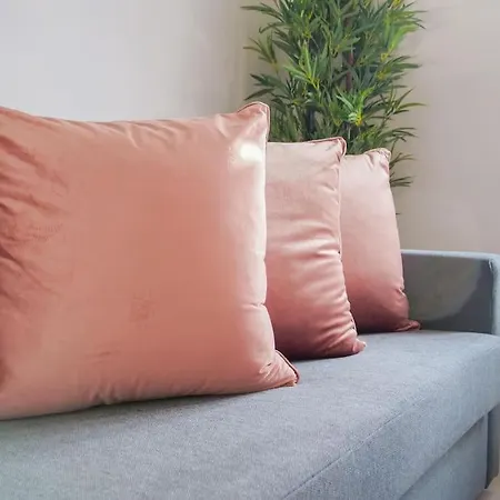 Stylish Retreat For Your Short Getaway Apartment *