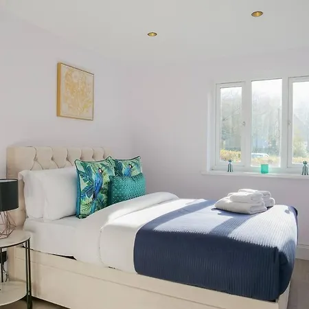 Stylish Retreat For Your Short Getaway Apartment *