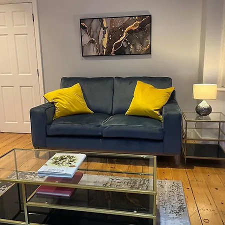 Extra Large, Modern Family In London Close To Station And Central London