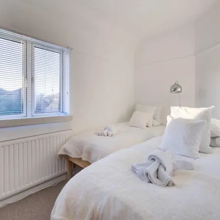 Pass The Keys Charming 2 Bedroom House Good Transport And Parking *