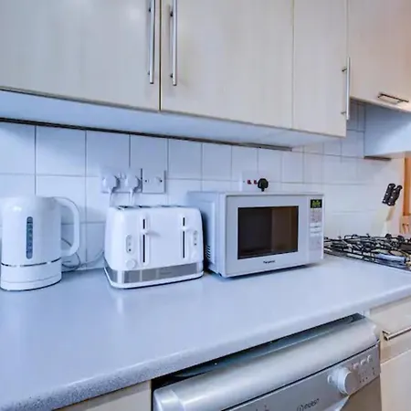 Pass The Keys Charming 2 Bedroom House Good Transport And Parking *