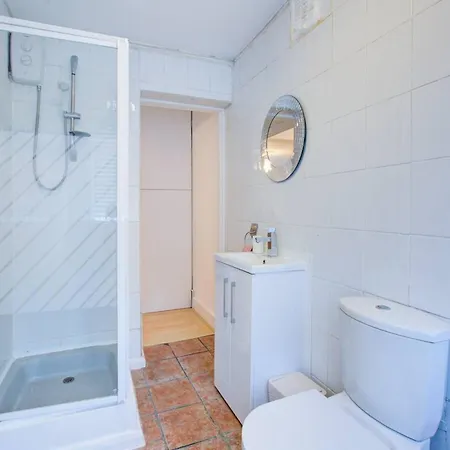 Pass The Keys Charming 2 Bedroom House Good Transport And Parking Holiday home *
