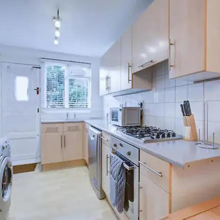 Pass The Keys Charming 2 Bedroom House Good Transport And Parking Holiday home London
