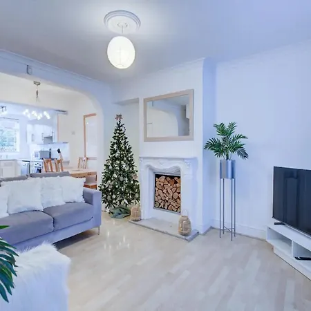 Pass The Keys Charming 2 Bedroom House Good Transport And Parking Holiday home