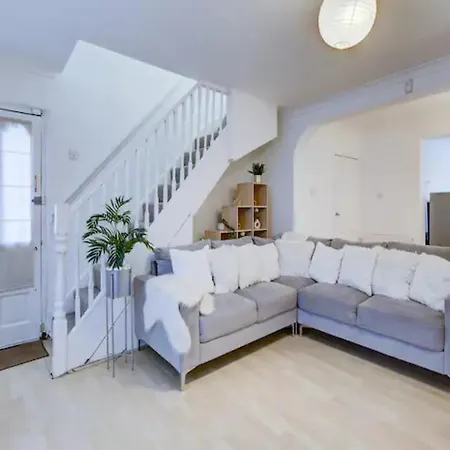 Pass The Keys Charming 2 Bedroom House Good Transport And Parking Holiday home