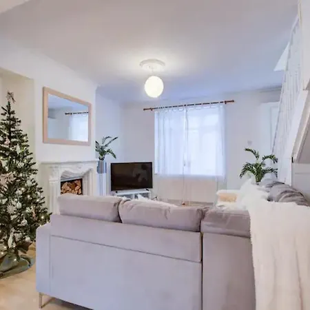 Pass The Keys Charming 2 Bedroom House Good Transport And Parking
