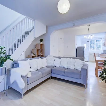 Pass The Keys Charming 2 Bedroom House Good Transport And Parking Holiday home *