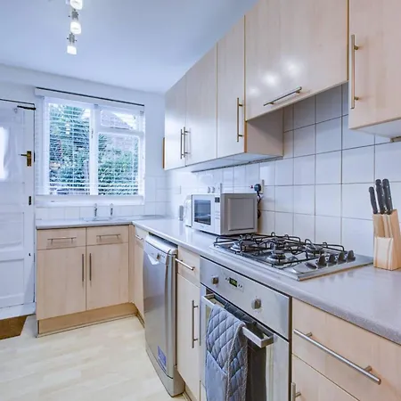 Pass The Keys Charming 2 Bedroom House Good Transport And Parking *