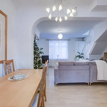 Pass The Keys Charming 2 Bedroom House Good Transport And Parking * London
