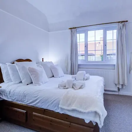 Pass The Keys Charming 2 Bedroom House Good Transport And Parking Holiday home London