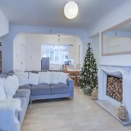Pass The Keys Charming 2 Bedroom House Good Transport And Parking Holiday home *