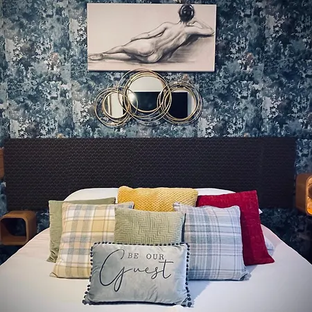 R1 Superking Sized Bed & 65