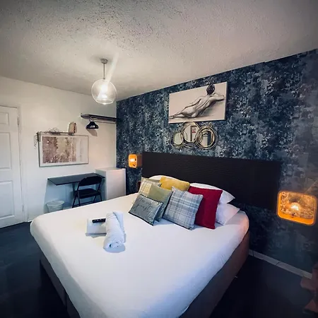 R1 Superking Sized Bed & 65