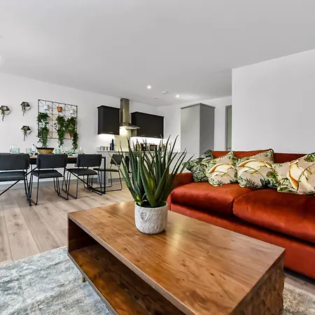 Apartment Earthy Elegance: Nature Inspired Flat In Prime Location *