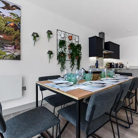 Apartment Earthy Elegance: Nature Inspired Flat In Prime Location *
