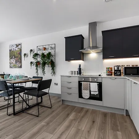 Apartment Earthy Elegance: Nature Inspired Flat In Prime Location London