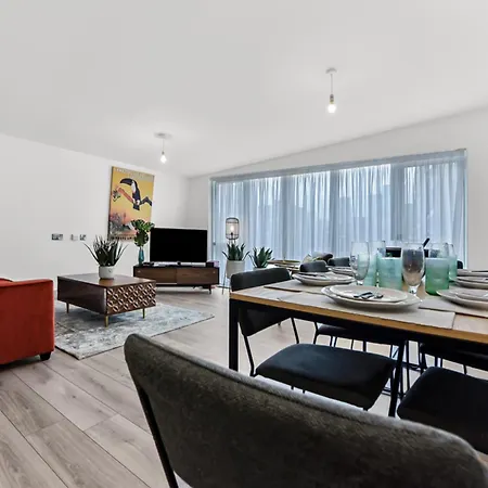 Earthy Elegance: Nature Inspired Flat In Prime Location Apartment London