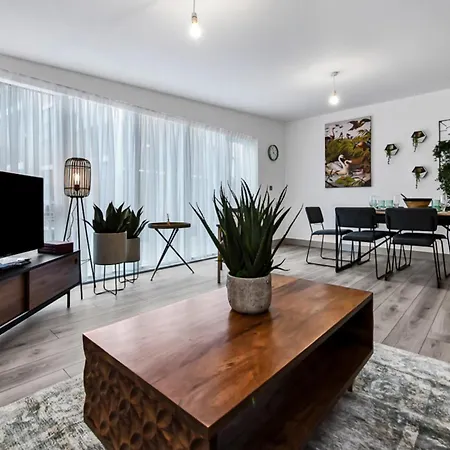 Earthy Elegance: Nature Inspired Flat In Prime Location Apartment *