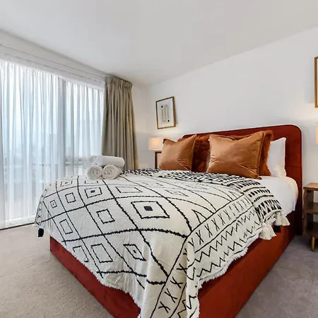 Earthy Elegance: Nature Inspired Flat In Prime Location London