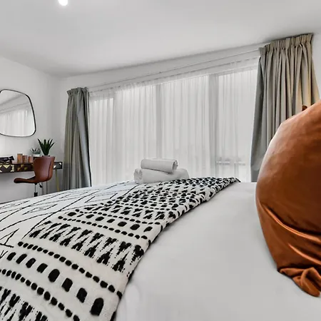 Apartment Earthy Elegance: Nature Inspired Flat In Prime Location