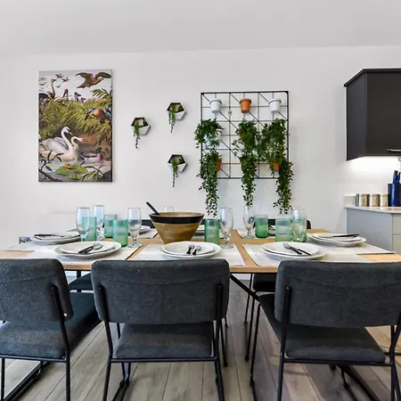 Earthy Elegance: Nature Inspired Flat In Prime Location Apartment London