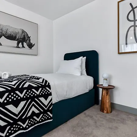 Earthy Elegance: Nature Inspired Flat In Prime Location Apartment *