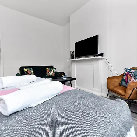Apartamento Stylish And Convenient 2bd Flat W/ Outdoor Space