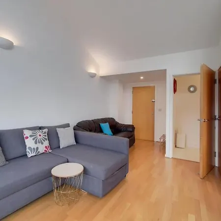 2&3 Bedrooms Near Excel - Modern Spacious For Larger Groups Apartment *