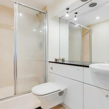2&3 Bedrooms Near Excel - Modern Spacious For Larger Groups *