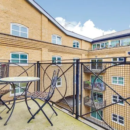 2&3 Bedrooms Near Excel - Modern Spacious For Larger Groups