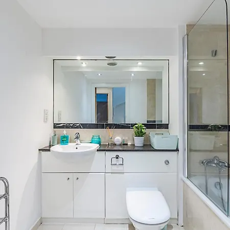 2&3 Bedrooms Near Excel - Modern Spacious For Larger Groups * London