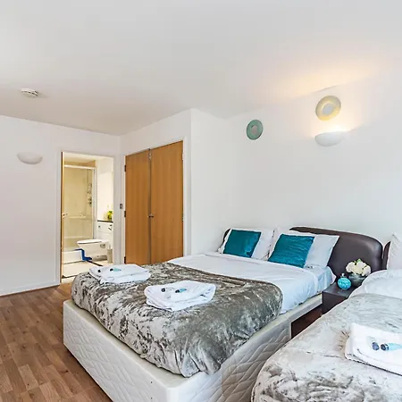 2&3 Bedrooms Near Excel - Modern Spacious For Larger Groups London