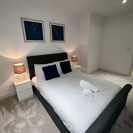 Stylish Docklands Apartment London