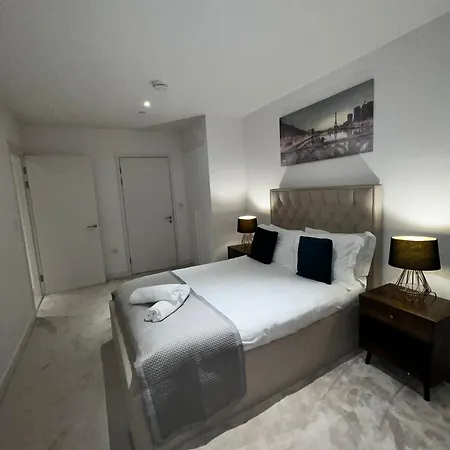 Stylish Docklands Apartment *