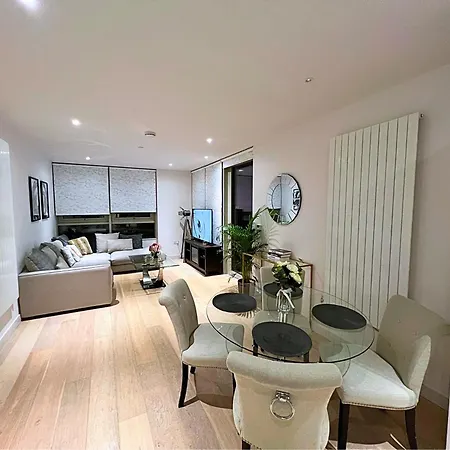 Stylish Docklands Apartment London