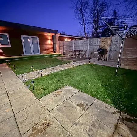 Stunning Garden House - Free Wifi & Parking Holiday home