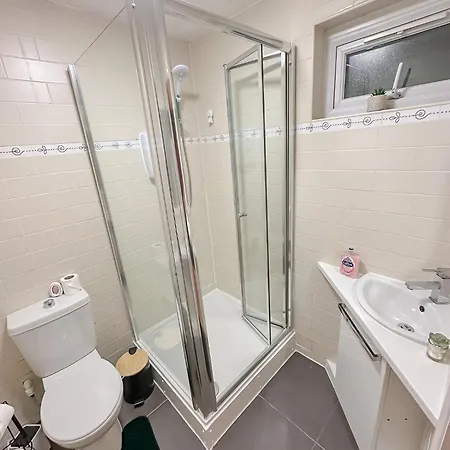 Stunning Garden House - Free Wifi & Parking *