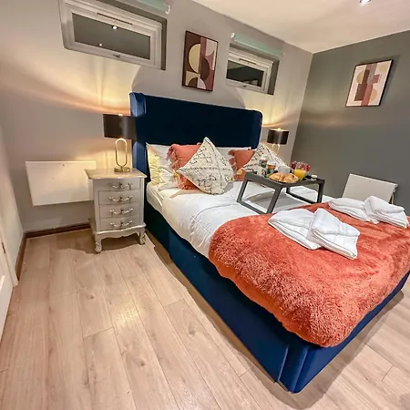 Stunning Garden House - Free Wifi & Parking *