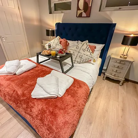 Stunning Garden House - Free Wifi & Parking Holiday home *