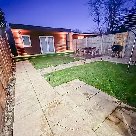 Stunning Garden House - Free Wifi & Parking Holiday home