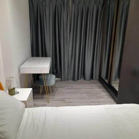 Luxe Place A Apartment London