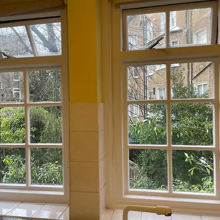 1 Bedroom In The Heart Of West *