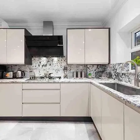 Sleeps 10, Cinema Tv , 2 Baths, 10 Mins To Stratford Holiday home *