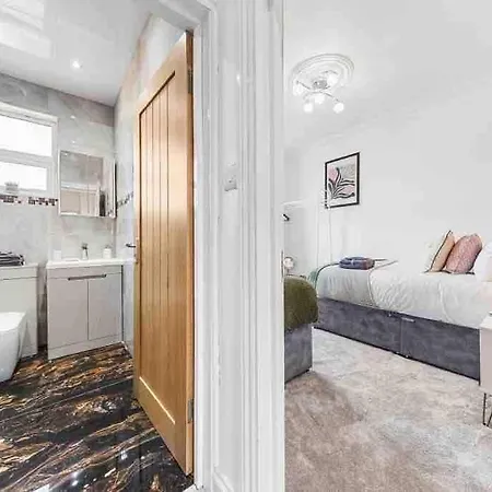 Sleeps 10, Cinema Tv , 2 Baths, 10 Mins To Stratford Ilford