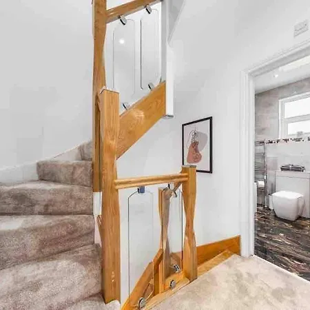 Sleeps 10, Cinema Tv , 2 Baths, 10 Mins To Stratford