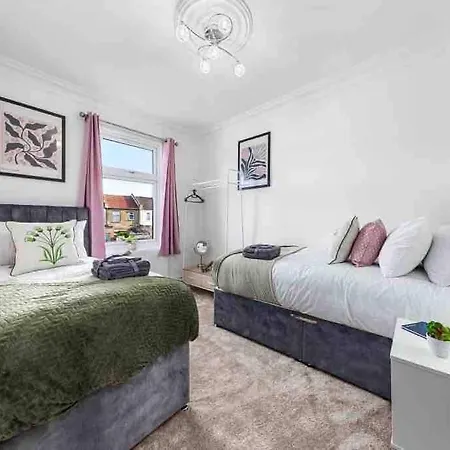 Sleeps 10, Cinema Tv , 2 Baths, 10 Mins To Stratford Holiday home *