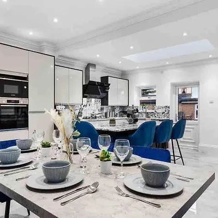 Sleeps 10, Cinema Tv , 2 Baths, 10 Mins To Stratford Ilford