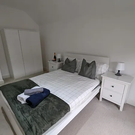 Delightful New Ensuite Bedroom With Stunning Shared Kitchen & Living -1c The Charteris Londyn