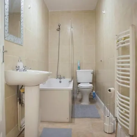 2 Bedrooms Flat In Hammersmith Apartment