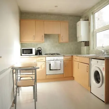 2 Bedrooms Flat In Hammersmith * London